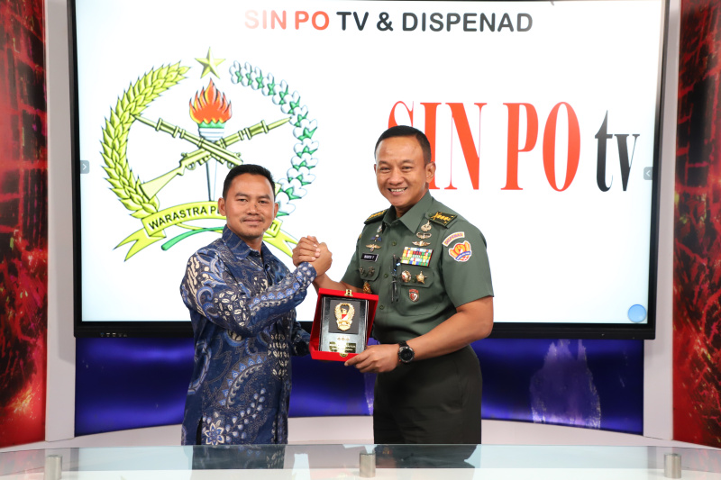 Kadispenad Kolonel Inf TNI Wahyu Yudhayana berkunjung di kantor berita Sinpo Grup untuk media visit dan menjalin kerja sama program TNI-AD untuk ditampilkan di Sinpo TV (Ashar/SinPo.id)o