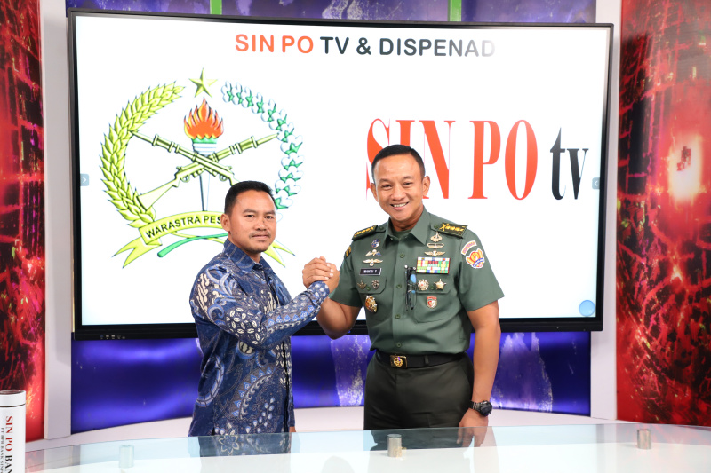 Kadispenad Kolonel Inf TNI Wahyu Yudhayana berkunjung di kantor berita Sinpo Grup untuk media visit dan menjalin kerja sama program TNI-AD untuk ditampilkan di Sinpo TV (Ashar/SinPo.id)o