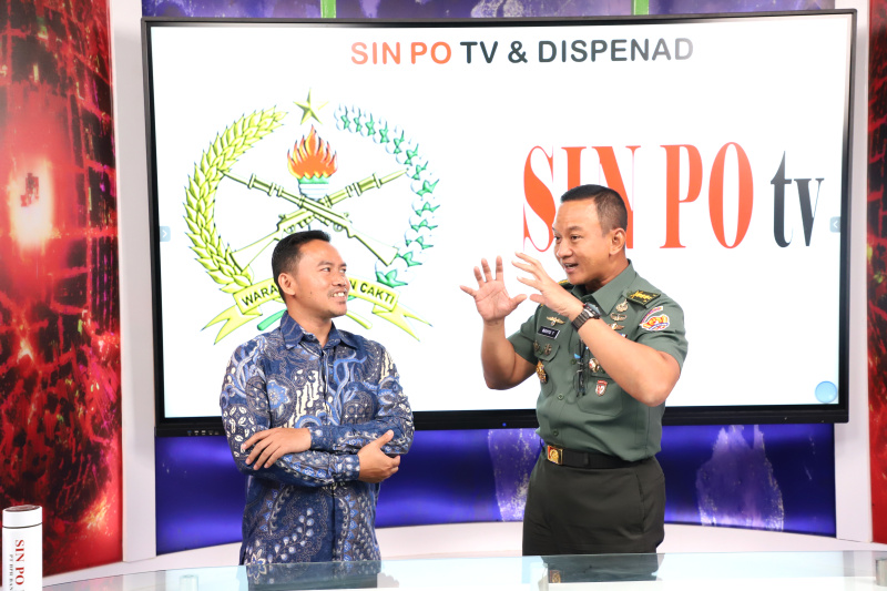 Kadispenad Kolonel Inf TNI Wahyu Yudhayana berkunjung di kantor berita Sinpo Grup untuk media visit dan menjalin kerja sama program TNI-AD untuk ditampilkan di Sinpo TV (Ashar/SinPo.id)o