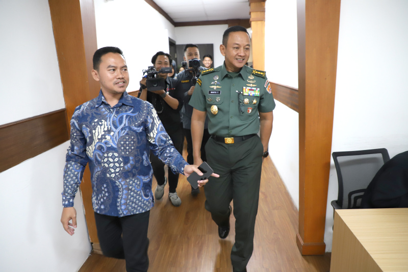 Kadispenad Kolonel Inf TNI Wahyu Yudhayana berkunjung di kantor berita Sinpo Grup untuk media visit dan menjalin kerja sama program TNI-AD untuk ditampilkan di Sinpo TV (Ashar/SinPo.id)o