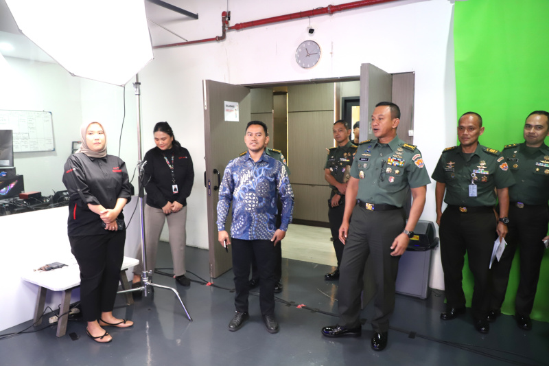 Kadispenad Kolonel Inf TNI Wahyu Yudhayana berkunjung di kantor berita Sinpo Grup untuk media visit dan menjalin kerja sama program TNI-AD untuk ditampilkan di Sinpo TV (Ashar/SinPo.id)o