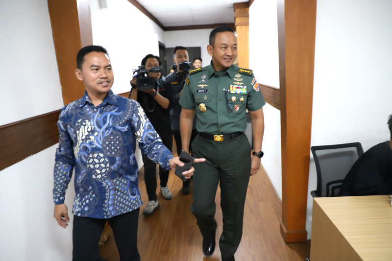 Kadispenad Kolonel Inf TNI Wahyu Yudhayana berkunjung di kantor berita Sinpo Grup untuk media visit dan menjalin kerja sama program TNI-AD untuk ditampilkan di Sinpo TV (Ashar/SinPo.id)o