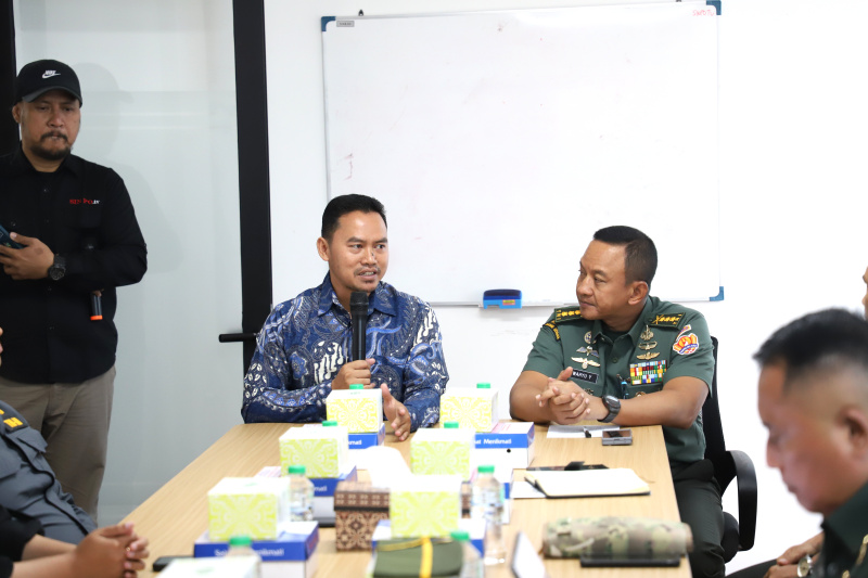 Kadispenad Kolonel Inf TNI Wahyu Yudhayana berkunjung di kantor berita Sinpo Grup untuk media visit dan menjalin kerja sama program TNI-AD untuk ditampilkan di Sinpo TV (Ashar/SinPo.id)o