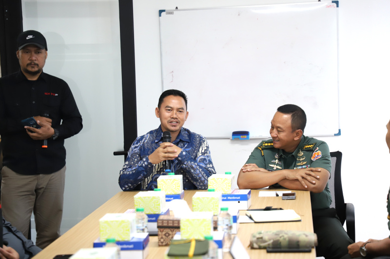 Kadispenad Kolonel Inf TNI Wahyu Yudhayana berkunjung di kantor berita Sinpo Grup untuk media visit dan menjalin kerja sama program TNI-AD untuk ditampilkan di Sinpo TV (Ashar/SinPo.id)o