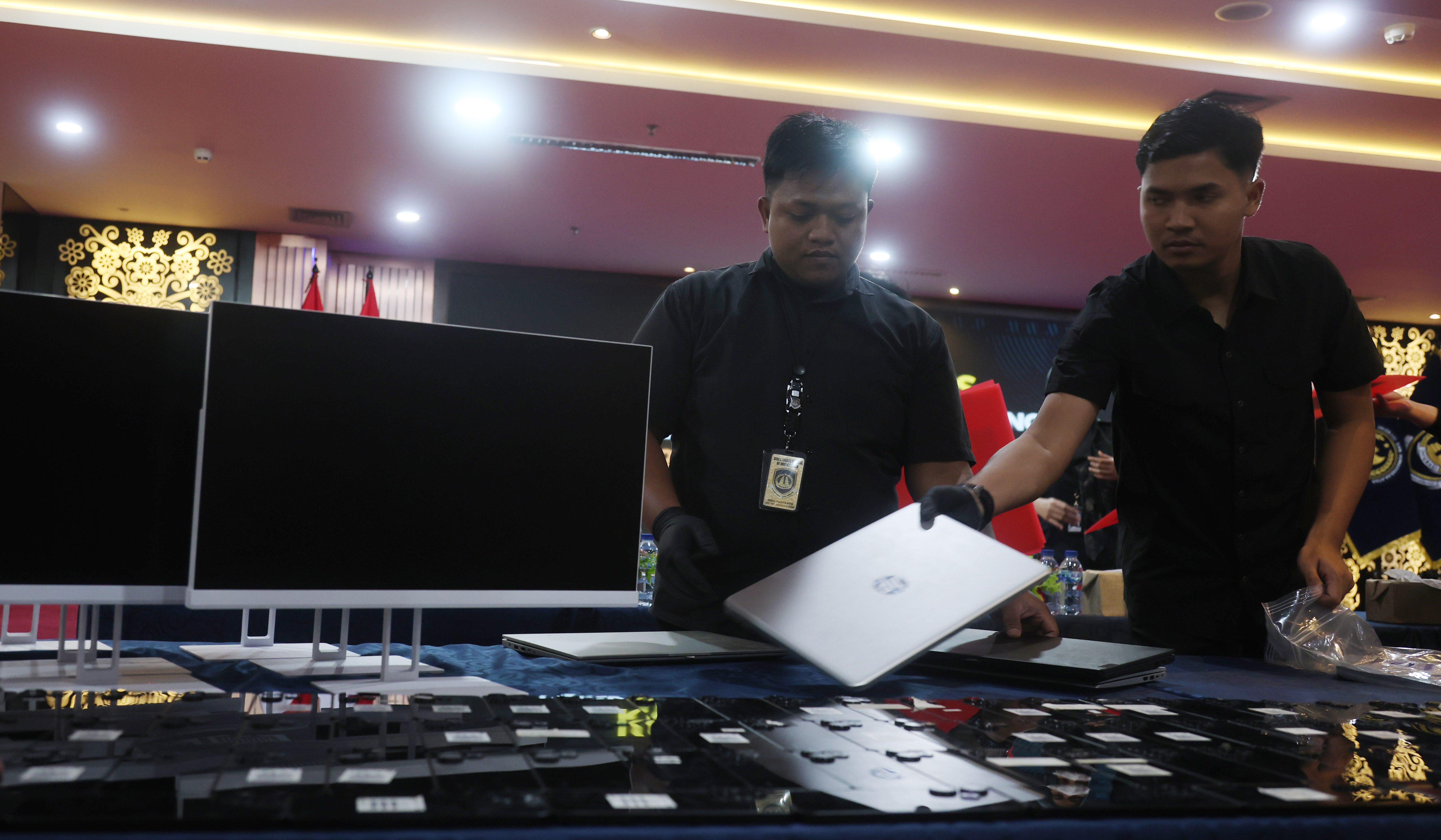 Pengungkapan sindikat love scamming internasional. (Agus Priatna/SinPo.id)