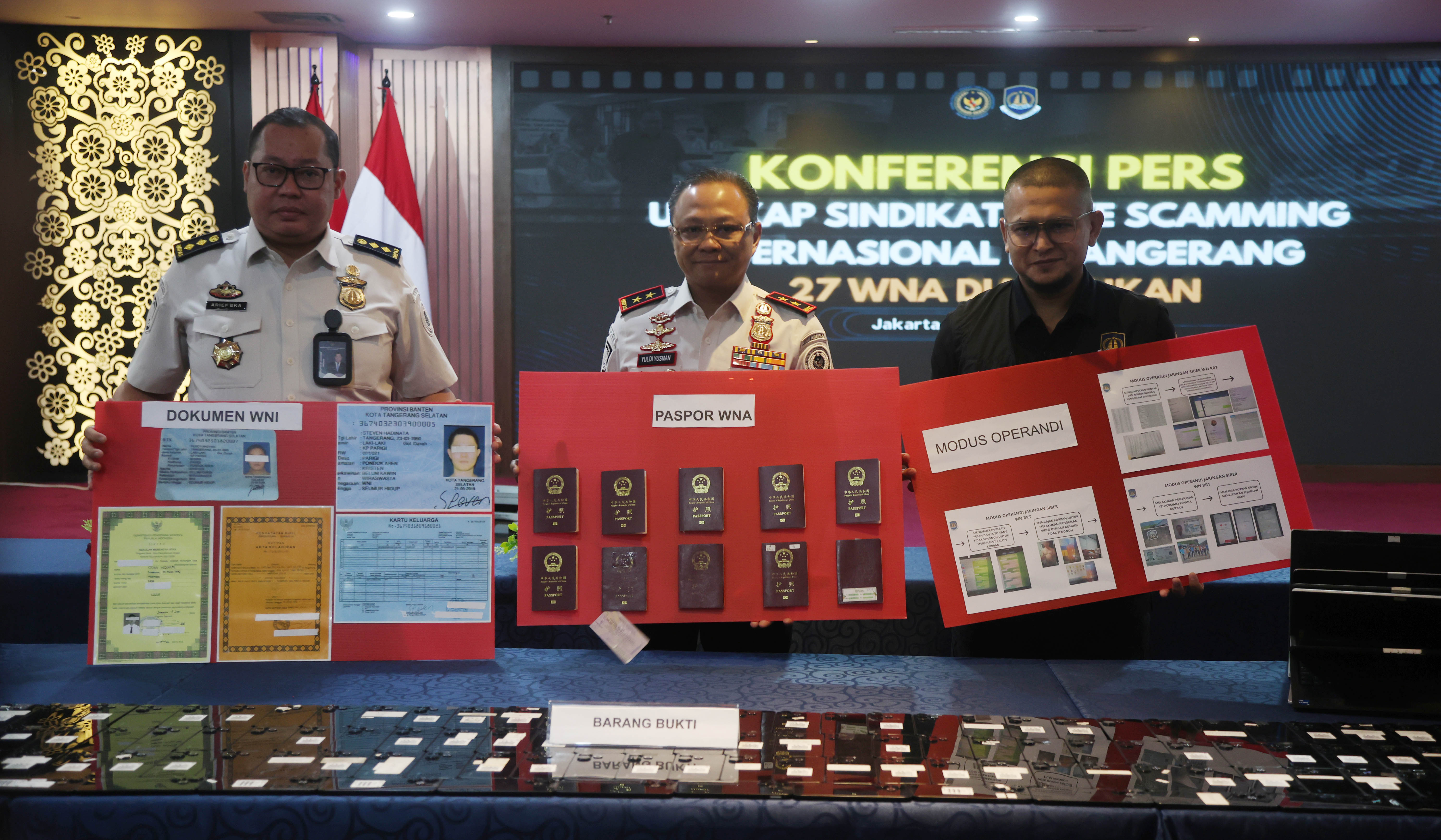 Pengungkapan sindikat love scamming internasional. (Agus Priatna/SinPo.id)