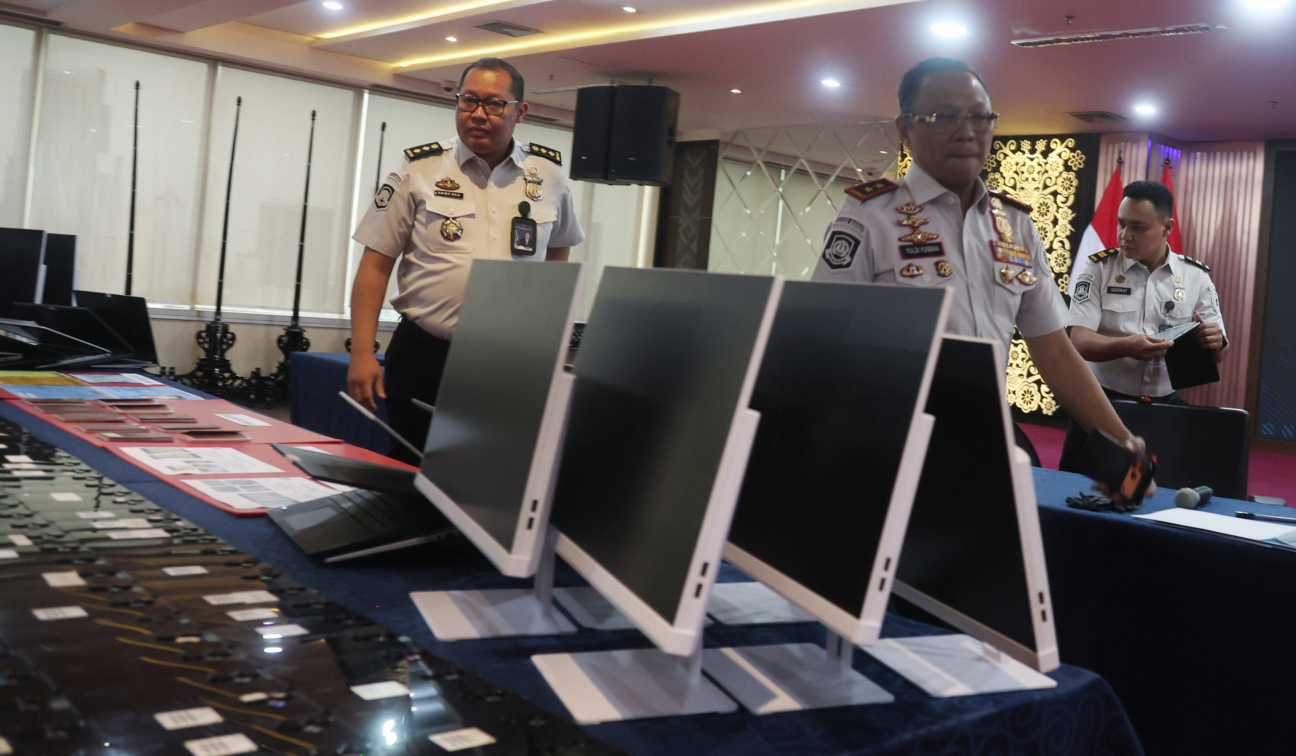 Pengungkapan sindikat love scamming internasional. (Agus Priatna/SinPo.id)