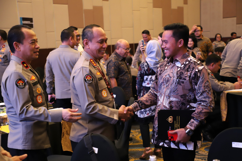 Divisi Humas Mabes Polri menyerahkan MoU untuk media Sinpo Grup yang diwakili oleh Direktur Sinpo Ariawan di Hotel Aston Sentul (Ashar/SinPo.id)