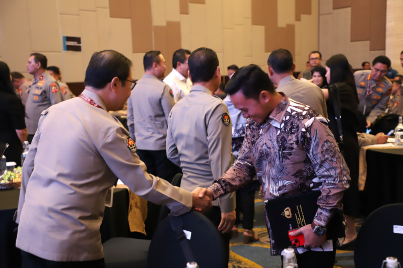 Divisi Humas Mabes Polri menyerahkan MoU untuk media Sinpo Grup yang diwakili oleh Direktur Sinpo Ariawan di Hotel Aston Sentul (Ashar/SinPo.id)