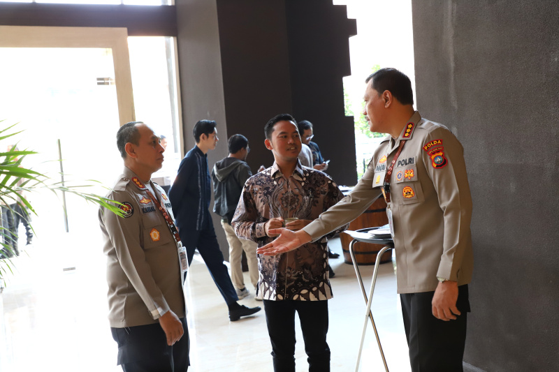 Divisi Humas Mabes Polri menyerahkan MoU untuk media Sinpo Grup yang diwakili oleh Direktur Sinpo Ariawan di Hotel Aston Sentul (Ashar/SinPo.id)