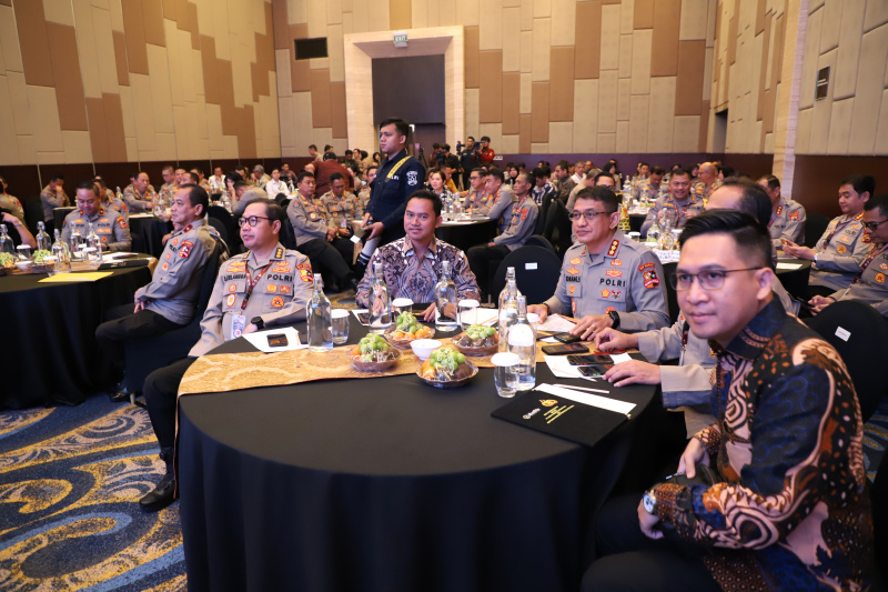 Divisi Humas Mabes Polri menyerahkan MoU untuk media Sinpo Grup yang diwakili oleh Direktur Sinpo Ariawan di Hotel Aston Sentul (Ashar/SinPo.id)