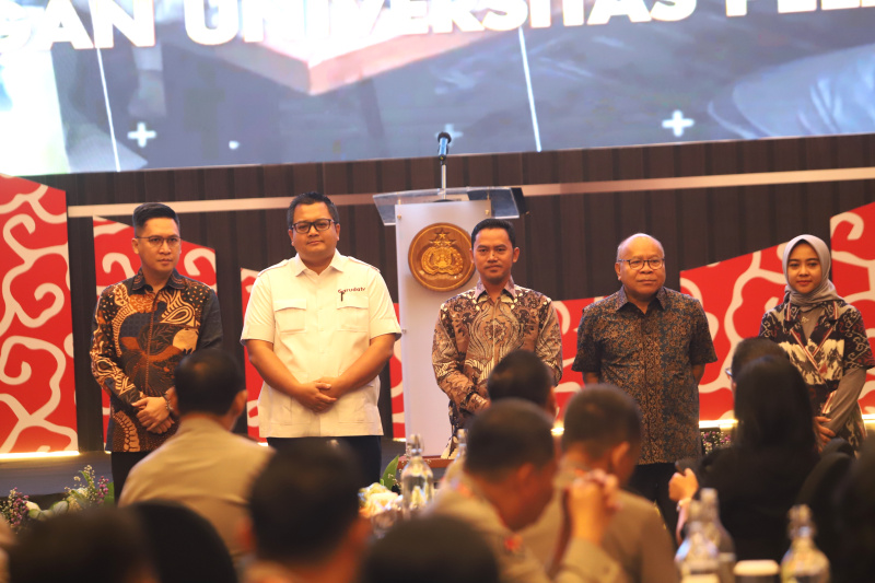 Divisi Humas Mabes Polri menyerahkan MoU untuk media Sinpo Grup yang diwakili oleh Direktur Sinpo Ariawan di Hotel Aston Sentul (Ashar/SinPo.id)