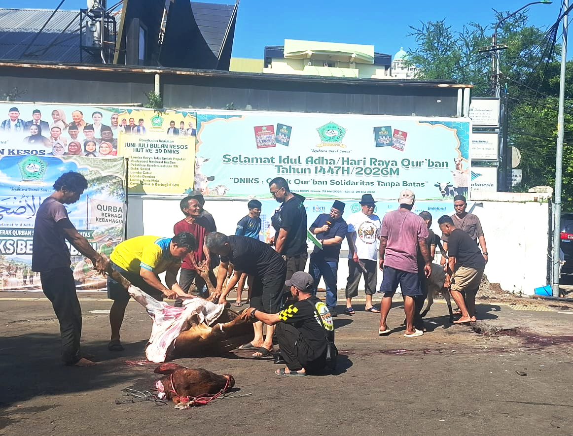 Ketua Umum DNIKS A Effendy Choirie atau Gus Choi membagikan daging hewan kurban (Ashar/SinPo.id)