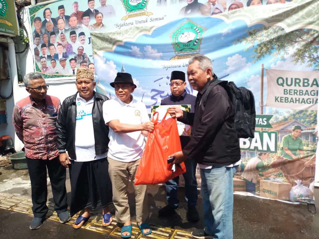 Ketua Umum DNIKS A Effendy Choirie atau Gus Choi membagikan daging hewan kurban (Ashar/SinPo.id)