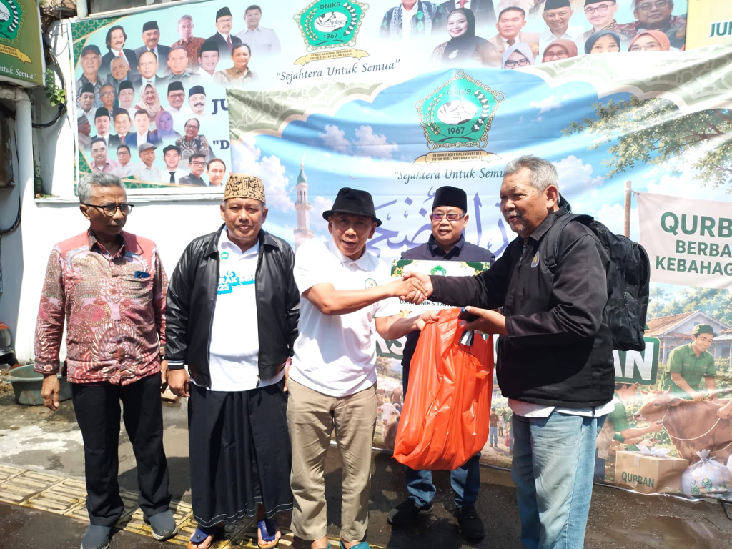 Ketua Umum DNIKS A Effendy Choirie atau Gus Choi membagikan daging hewan kurban (Ashar/SinPo.id)