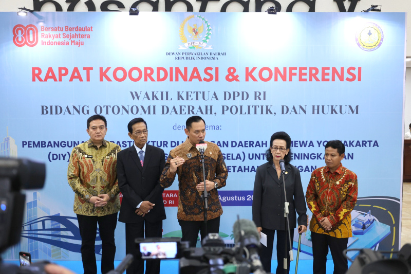 Wakil Ketua DPD GKR Hemas gelar rakor dengan Menko Insfratruktur Agus Harimurti Yudhoyono membahas Pembangunan di kawasan Daerah Istimewa Yogyakarta (Ashar/SinPo.id)