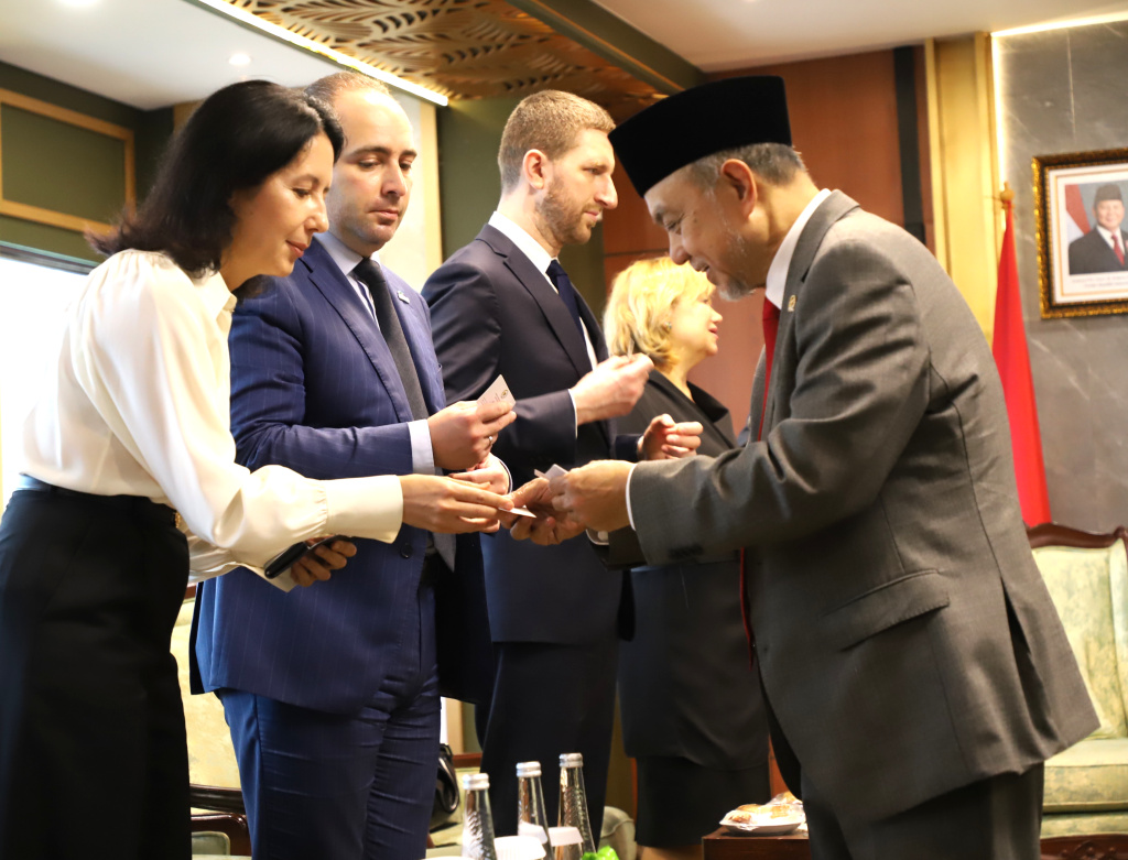 Ketua DPD RI Sultan Bachtiar Najamudin menerima kunjungan CEO Rosatom Alexey Likhachev untuk membahas kerja sama di bidang Nuklir dengan membangun PLTN (Ashar/SinPo.id)