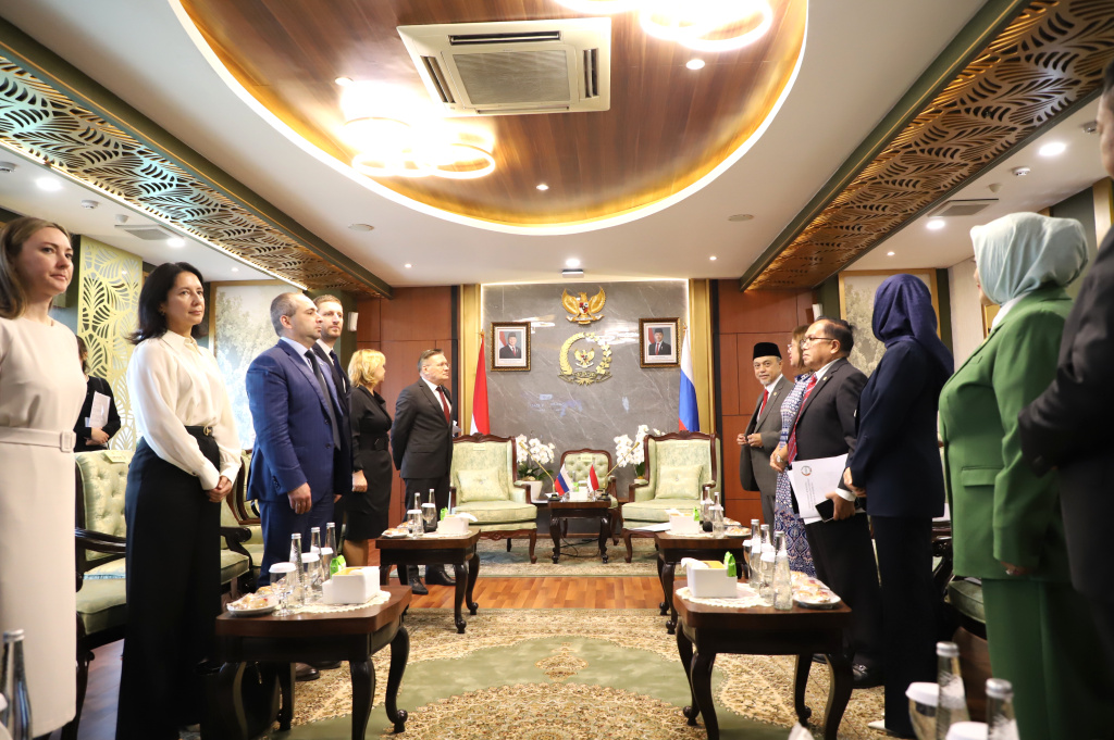 Ketua DPD RI Sultan Bachtiar Najamudin menerima kunjungan CEO Rosatom Alexey Likhachev untuk membahas kerja sama di bidang Nuklir dengan membangun PLTN (Ashar/SinPo.id)