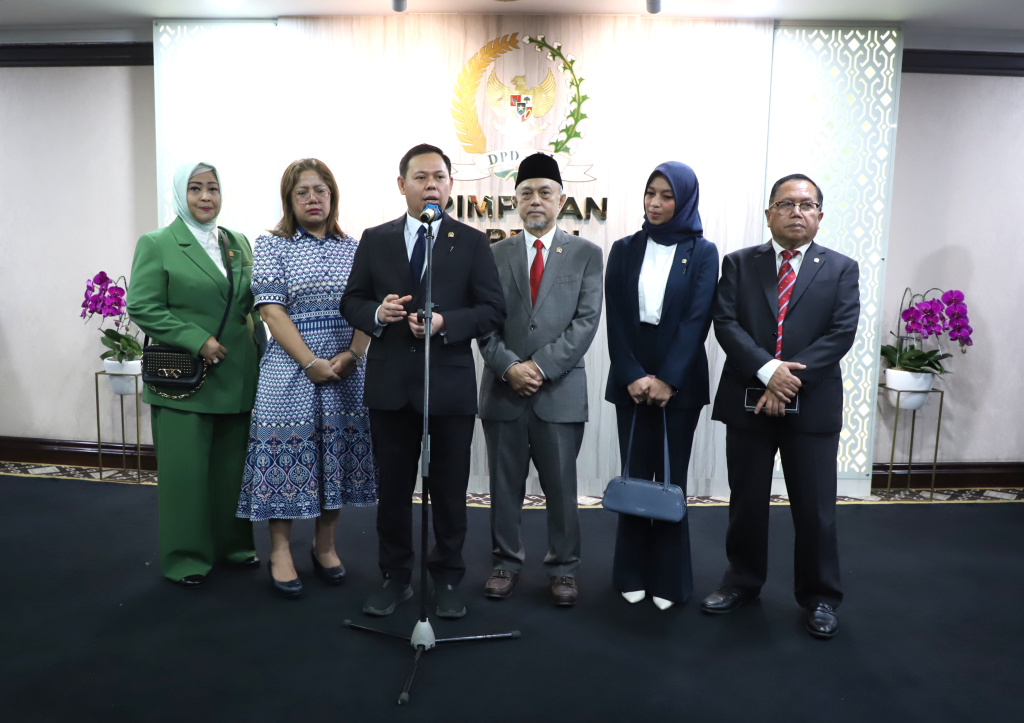 Ketua DPD RI Sultan Bachtiar Najamudin menerima kunjungan CEO Rosatom Alexey Likhachev untuk membahas kerja sama di bidang Nuklir dengan membangun PLTN (Ashar/SinPo.id)