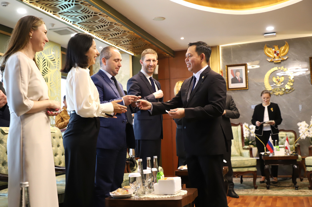 Ketua DPD RI Sultan Bachtiar Najamudin menerima kunjungan CEO Rosatom Alexey Likhachev untuk membahas kerja sama di bidang Nuklir dengan membangun PLTN (Ashar/SinPo.id)