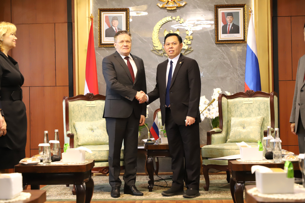 Ketua DPD RI Sultan Bachtiar Najamudin menerima kunjungan CEO Rosatom Alexey Likhachev untuk membahas kerja sama di bidang Nuklir dengan membangun PLTN (Ashar/SinPo.id)