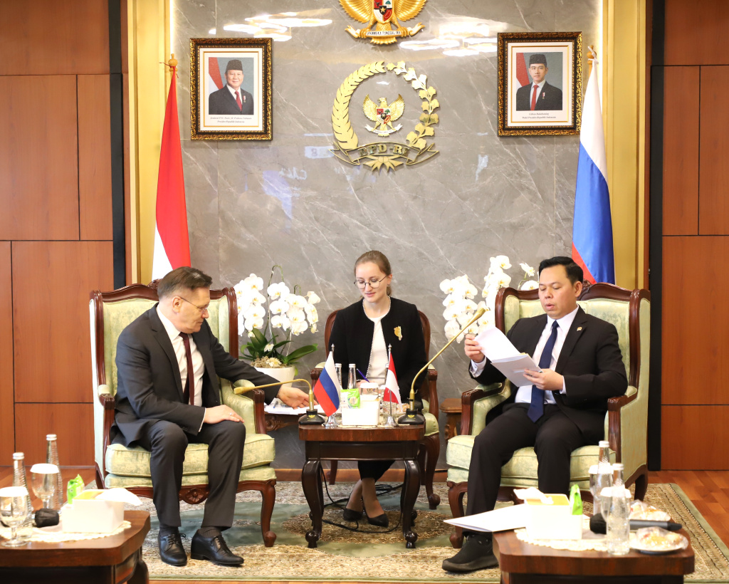 Ketua DPD RI Sultan Bachtiar Najamudin menerima kunjungan CEO Rosatom Alexey Likhachev untuk membahas kerja sama di bidang Nuklir dengan membangun PLTN (Ashar/SinPo.id)