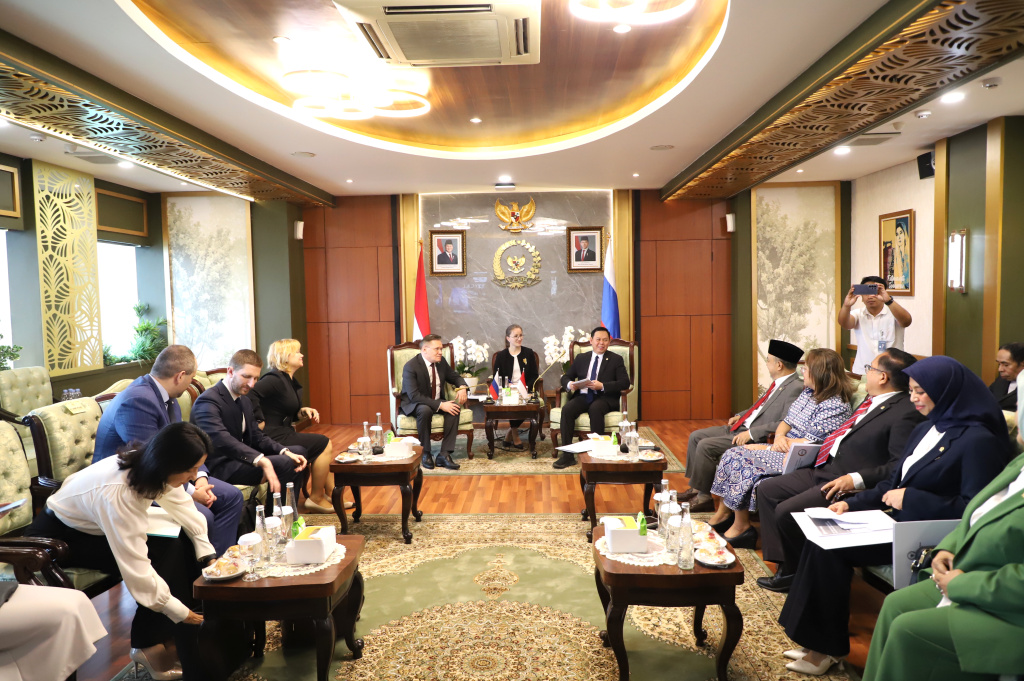 Ketua DPD RI Sultan Bachtiar Najamudin menerima kunjungan CEO Rosatom Alexey Likhachev untuk membahas kerja sama di bidang Nuklir dengan membangun PLTN (Ashar/SinPo.id)