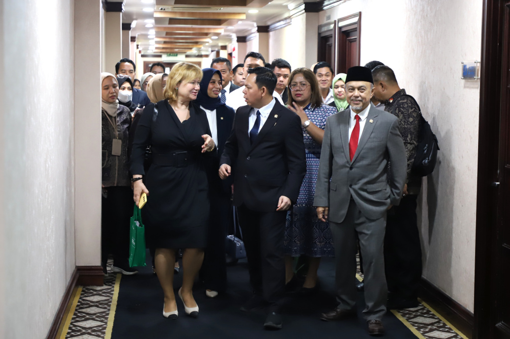 Ketua DPD RI Sultan Bachtiar Najamudin menerima kunjungan CEO Rosatom Alexey Likhachev untuk membahas kerja sama di bidang Nuklir dengan membangun PLTN (Ashar/SinPo.id)