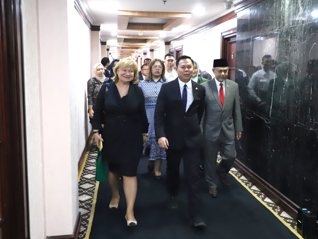 Ketua DPD RI Sultan Bachtiar Najamudin menerima kunjungan CEO Rosatom Alexey Likhachev untuk membahas kerja sama di bidang Nuklir dengan membangun PLTN (Ashar/SinPo.id)