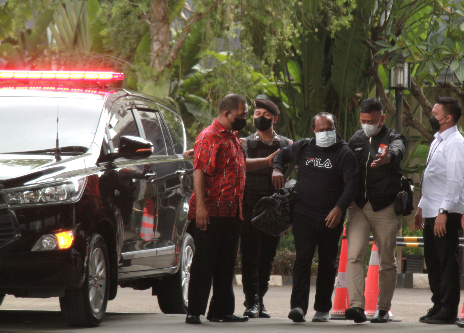 DPO KPK Bupati Memberano Tengah Ricky Ham Pagawak tiba di Gedung Merah Putih KPK (Ashar/SinPo.id)
