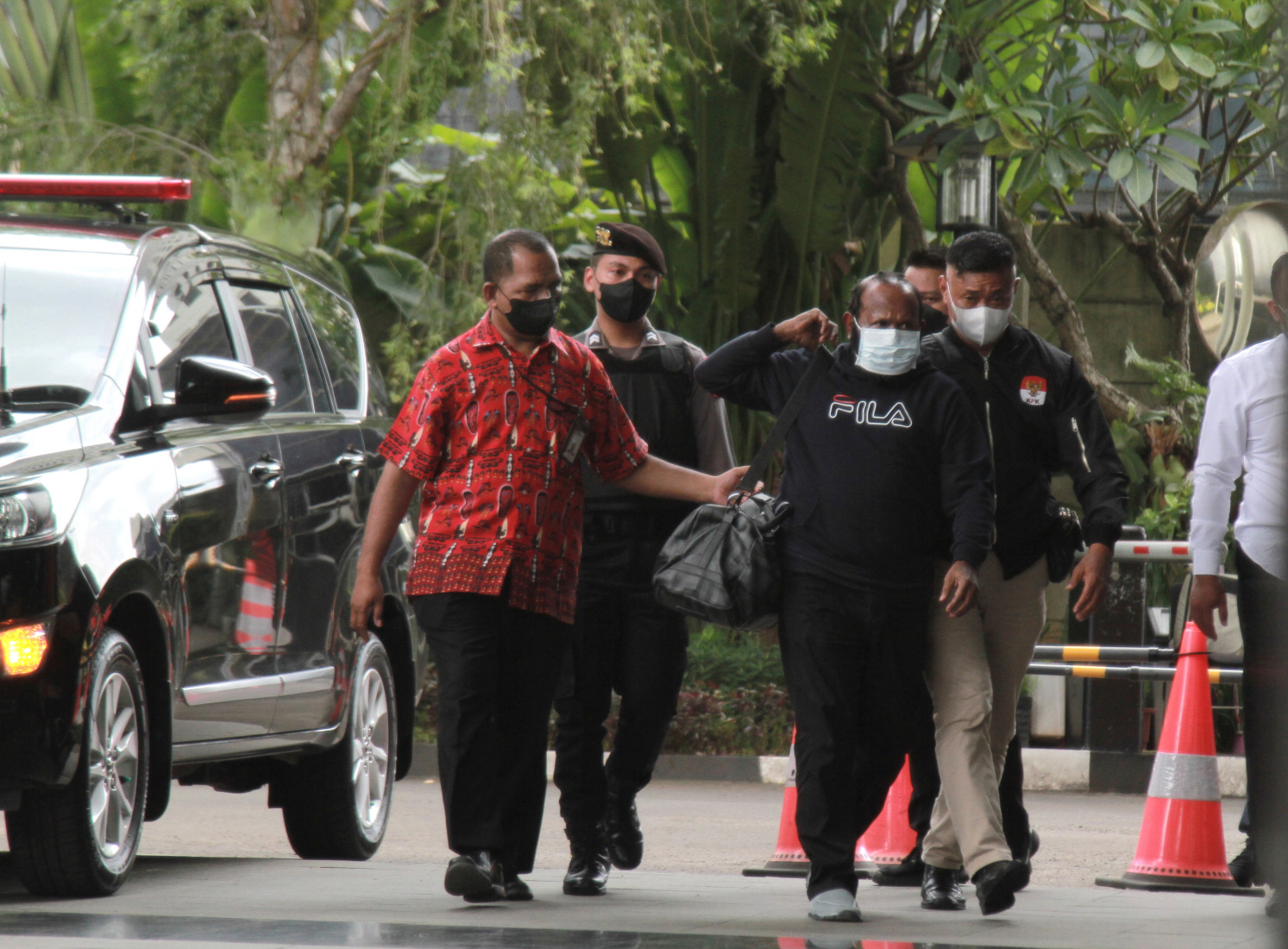 DPO KPK Bupati Memberano Tengah Ricky Ham Pagawak tiba di Gedung Merah Putih KPK (Ashar/SinPo.id)