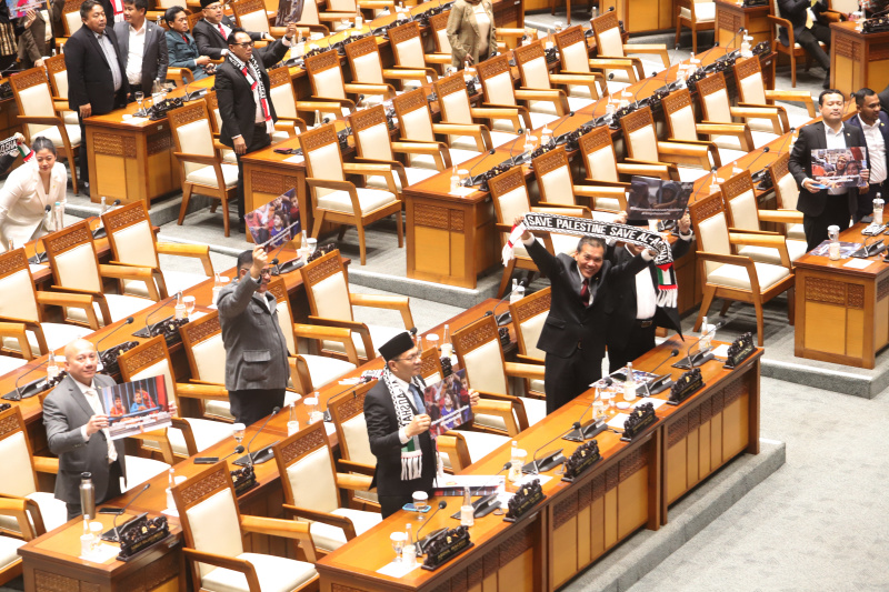 DPR memberikan dukungan untuk Palestina yang terjadi kelaparan dan menghentikan Genosida (Ashar/SinPo.id)