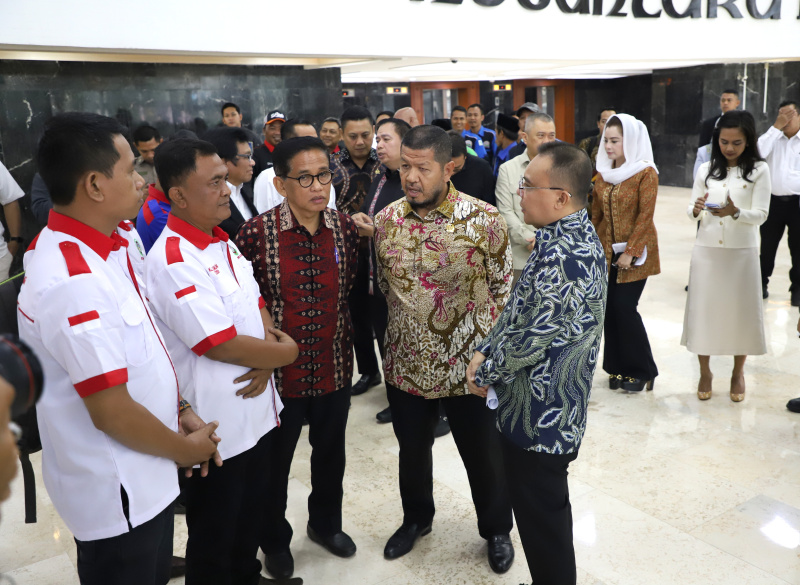 DPR dan Pemerintah serta Asosiasi Pengemudi perintahkan sopir truk kibarkan bendera merah-putih jelang perayaan kemerdekaan 17 Agustus (Ashar/SinPo.id)