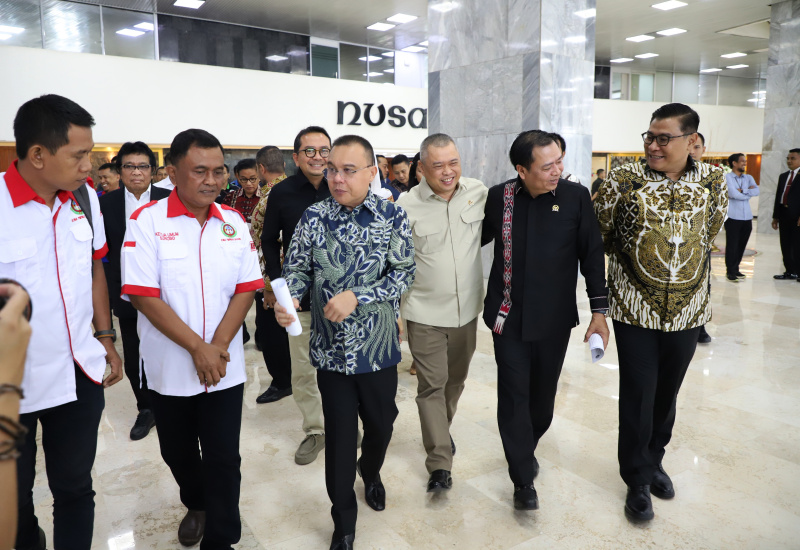 DPR dan Pemerintah serta Asosiasi Pengemudi perintahkan sopir truk kibarkan bendera merah-putih jelang perayaan kemerdekaan 17 Agustus (Ashar/SinPo.id)