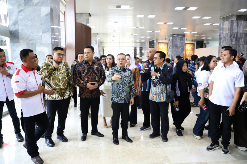 DPR dan Pemerintah serta Asosiasi Pengemudi perintahkan sopir truk kibarkan bendera merah-putih jelang perayaan kemerdekaan 17 Agustus (Ashar/SinPo.id)