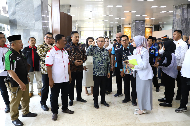 DPR dan Pemerintah serta Asosiasi Pengemudi perintahkan sopir truk kibarkan bendera merah-putih jelang perayaan kemerdekaan 17 Agustus (Ashar/SinPo.id)