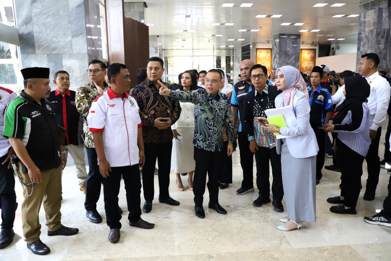 DPR dan Pemerintah serta Asosiasi Pengemudi perintahkan sopir truk kibarkan bendera merah-putih jelang perayaan kemerdekaan 17 Agustus (Ashar/SinPo.id)