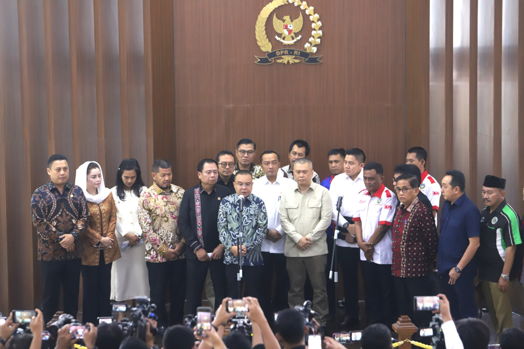 DPR dan Pemerintah serta Asosiasi Pengemudi perintahkan sopir truk kibarkan bendera merah-putih jelang perayaan kemerdekaan 17 Agustus (Ashar/SinPo.id)