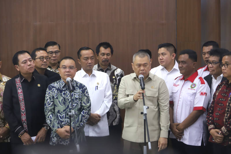 DPR dan Pemerintah serta Asosiasi Pengemudi perintahkan sopir truk kibarkan bendera merah-putih jelang perayaan kemerdekaan 17 Agustus (Ashar/SinPo.id)