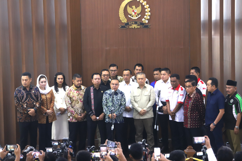 DPR dan Pemerintah serta Asosiasi Pengemudi perintahkan sopir truk kibarkan bendera merah-putih jelang perayaan kemerdekaan 17 Agustus (Ashar/SinPo.id)