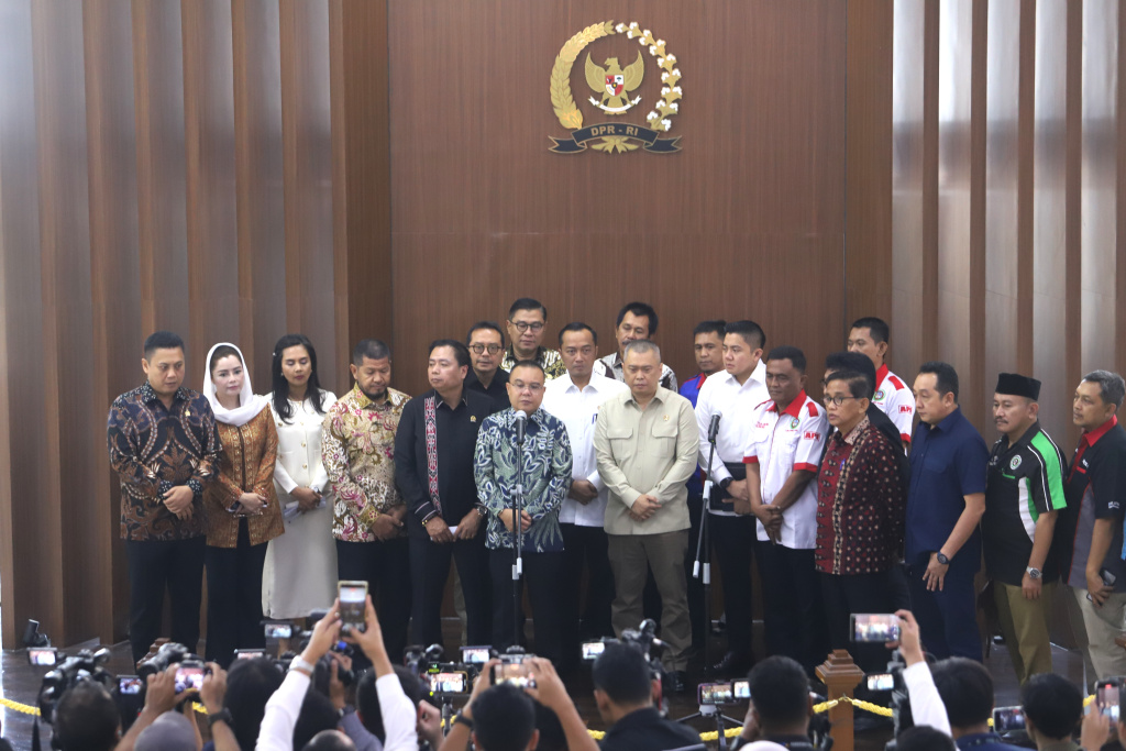 DPR dan Pemerintah serta Asosiasi Pengemudi perintahkan sopir truk kibarkan bendera merah-putih jelang perayaan kemerdekaan 17 Agustus (Ashar/SinPo.id)