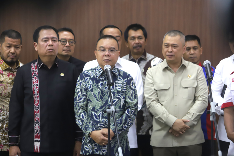 DPR dan Pemerintah serta Asosiasi Pengemudi perintahkan sopir truk kibarkan bendera merah-putih jelang perayaan kemerdekaan 17 Agustus (Ashar/SinPo.id)