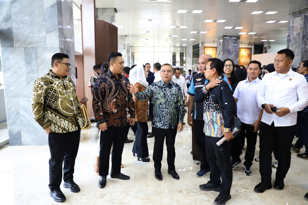 DPR dan Pemerintah serta Asosiasi Pengemudi perintahkan sopir truk kibarkan bendera merah-putih jelang perayaan kemerdekaan 17 Agustus (Ashar/SinPo.id)