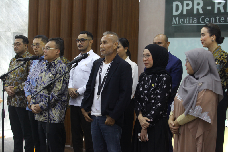 Wakil Ketua DPR Prof Sufmi Dasco memberikan dukungan kepada Film Nasional Women From Rote Island yang masuk nominasi Piala Oscar (Ashar/SinPo.id)