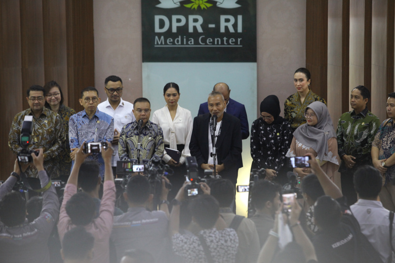 Wakil Ketua DPR Prof Sufmi Dasco memberikan dukungan kepada Film Nasional Women From Rote Island yang masuk nominasi Piala Oscar (Ashar/SinPo.id)