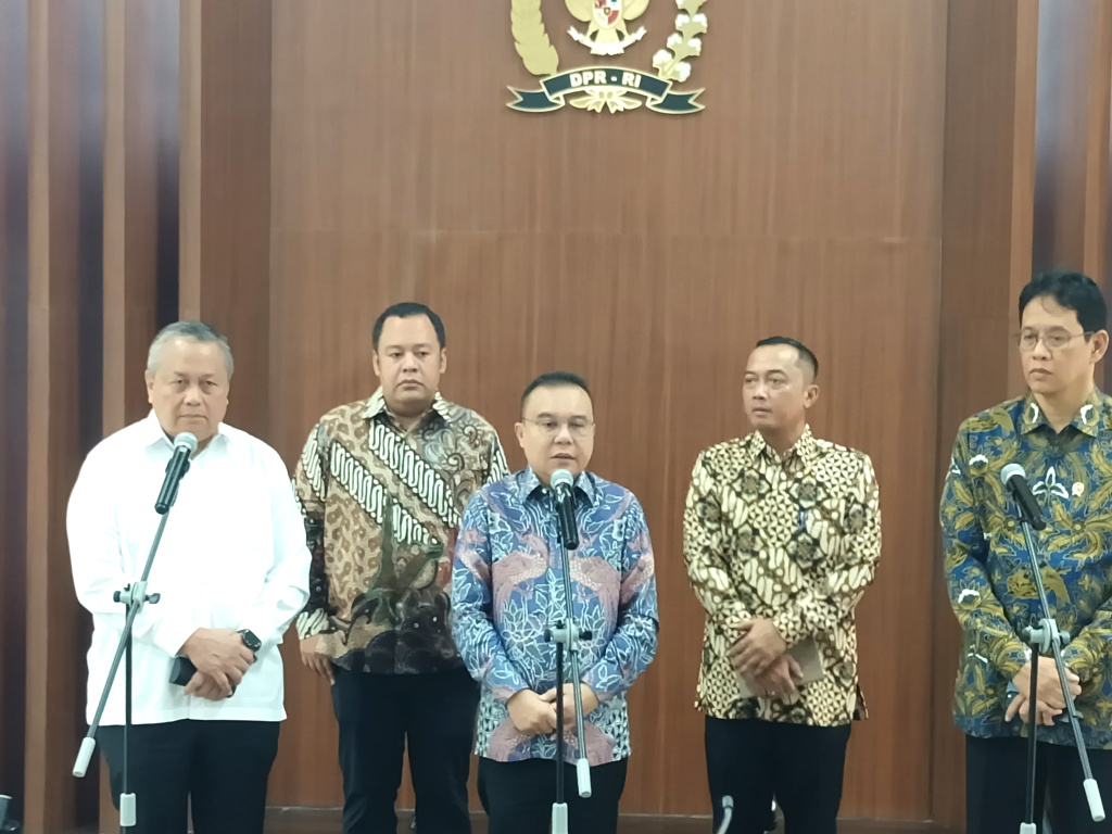 Pimpinan DPR Prof Sufmi Dasco Ahmad memberikan keterangan pers menyampaikan pemerintah perkuat  sinergi pertumbuhan ekonomi nasional (Ashar/SinPo.id)