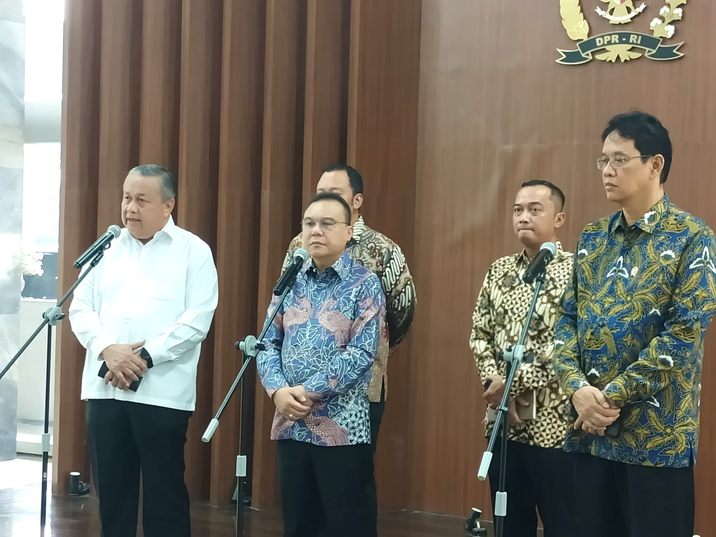 Pimpinan DPR Prof Sufmi Dasco Ahmad memberikan keterangan pers menyampaikan pemerintah perkuat  sinergi pertumbuhan ekonomi nasional (Ashar/SinPo.id)