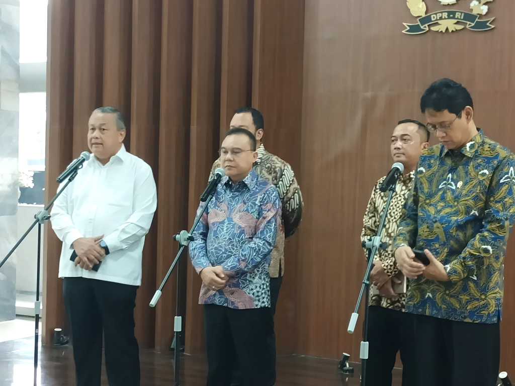 Pimpinan DPR Prof Sufmi Dasco Ahmad memberikan keterangan pers menyampaikan pemerintah perkuat  sinergi pertumbuhan ekonomi nasional (Ashar/SinPo.id)