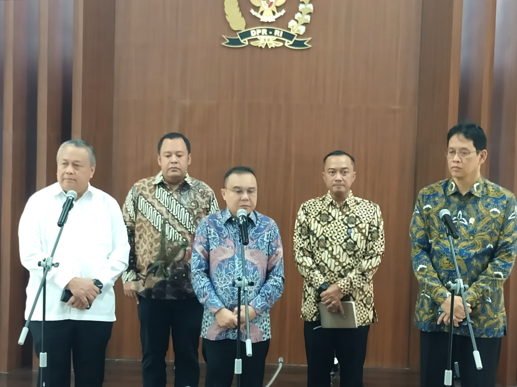 Pimpinan DPR Prof Sufmi Dasco Ahmad memberikan keterangan pers menyampaikan pemerintah perkuat  sinergi pertumbuhan ekonomi nasional (Ashar/SinPo.id)