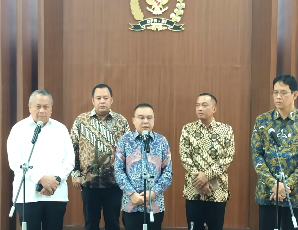 Pimpinan DPR Prof Sufmi Dasco Ahmad memberikan keterangan pers menyampaikan pemerintah perkuat  sinergi pertumbuhan ekonomi nasional (Ashar/SinPo.id)